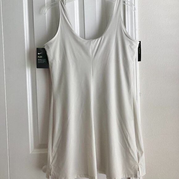 Nike Bliss Luxe Women's Training Dress with Built-In Shorts Slim Fit NWT Large - Picture 8 of 14